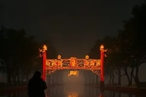 片单主推画面：夜色中的城市天际线与悬浮的评分标签板