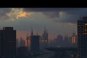 《拾光纪年》画面：老式放映机与散落的胶片盒