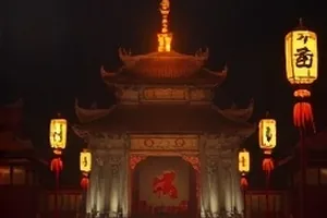 《夜间快递员》画面：雨夜路灯下穿行的电动车尾灯