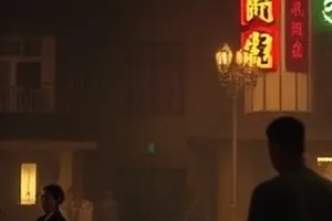 《海雾散场》画面：清晨码头边逐渐散去的浓雾