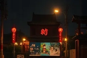 《钟摆之后》画面：悬挂的钟摆与静止的餐桌